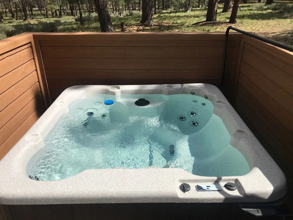 7 Cedar Private Cul-de-sac include Hot Tub with Forest View by RedAwning