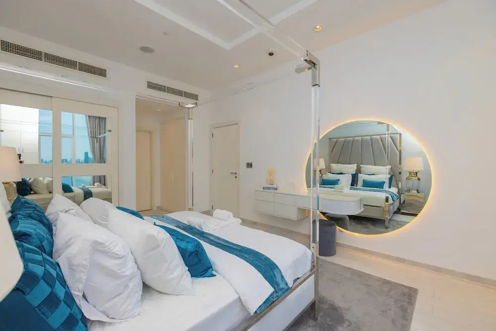 WelHome - Oceanfront Elegance 1BR Apt With Palm Sea Views