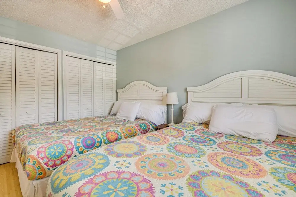 Emerald Isle Condo Near Beach w/ Screened Porch!