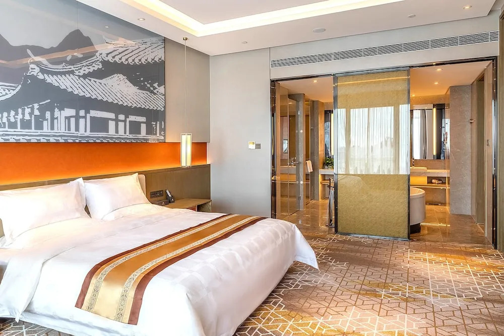 Datong Xinyu Crown Hotel