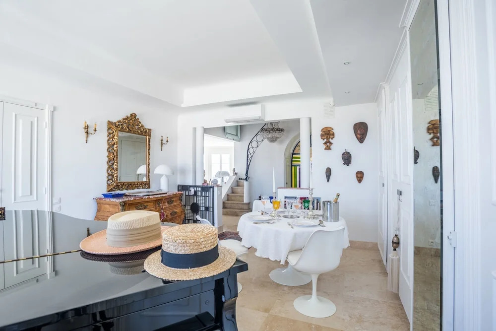 Art Deco Apartment terrace by Weekome