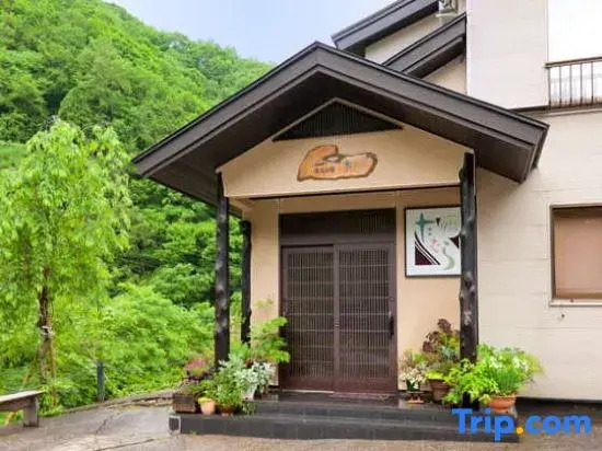 An Inn Along a Clear Stream - Tamura