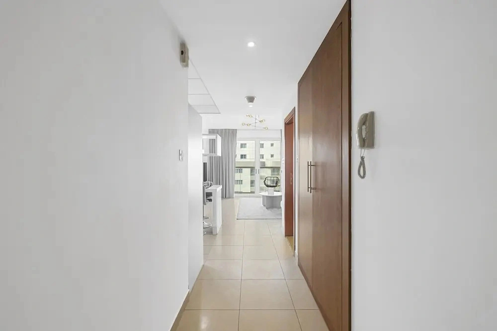 Pure Living - Mesmerizing Marina-View Apartment With Balcony