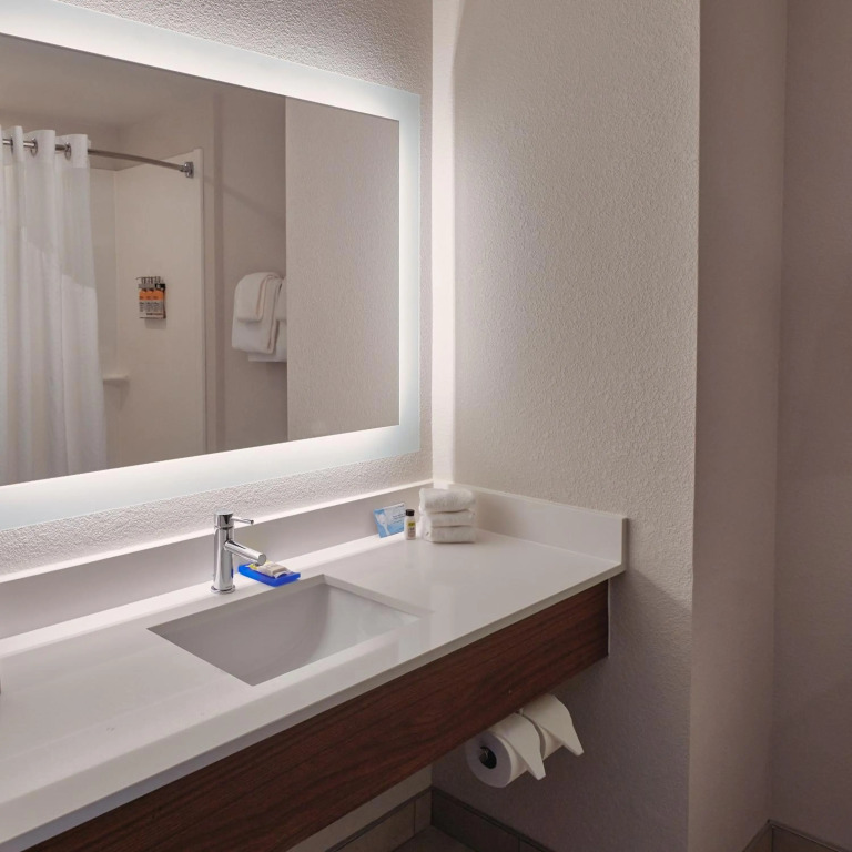 Holiday Inn Express Hotel and Suites Akron South-Airport Area by IHG