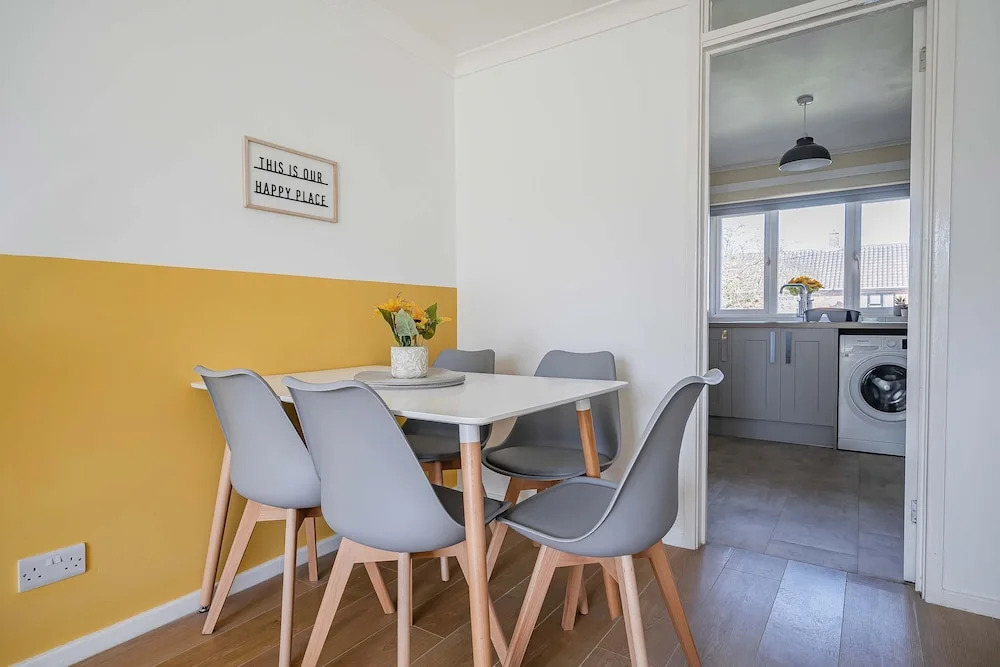 Stylish 2BR Apartment Near MCR Airport
