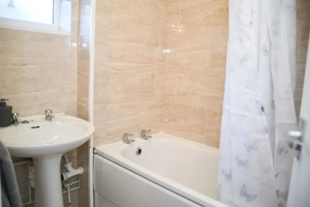 House Sleeps 8 with Garden and Parking