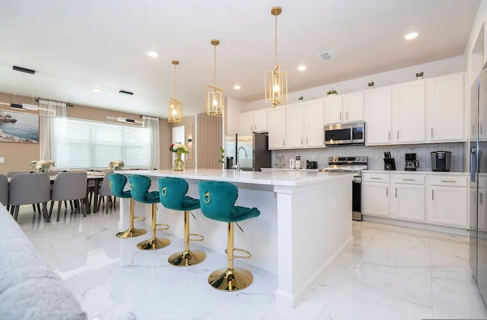 Stunning 15 Suites Close to Disney