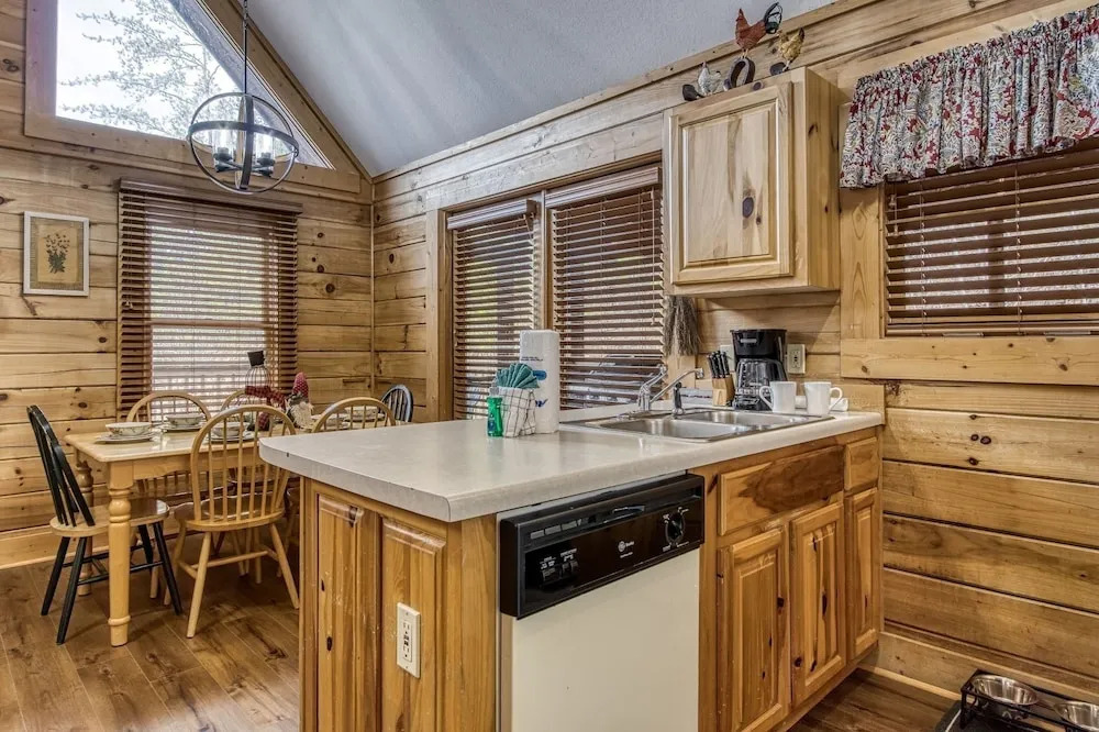 ER239 - Sleepy Bear Great Location - Close To Town! 2 Bedroom Cabin by RedAwning