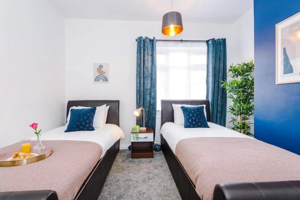 Harley House - Spacious Home With Free Netflix & Parking by RocketBnB