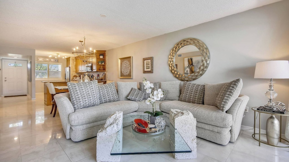 Dune Wind South by Avantstay Communal Pool & Hot Tub Gated Community Close to Smathers Beach Month Long Stays Only
