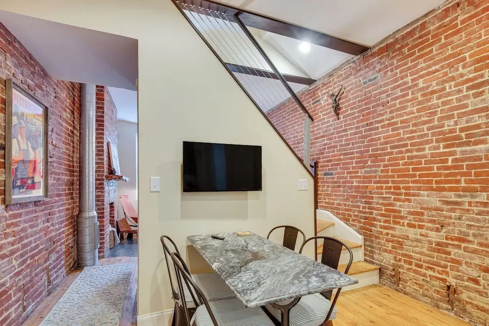3 Mi to Dtwn: Charming Row House in Pittsburgh