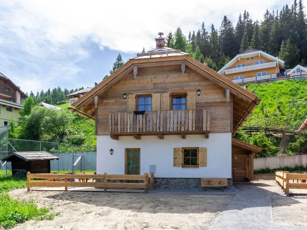 Quaint Chalet near Skiing Area in Katschberghöhe