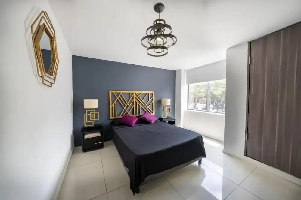 2 bedroom apartment 1 block Lleras park