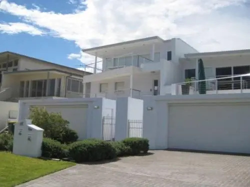Ultimate Beach House' 19a Graham Street - views , peace & quiet