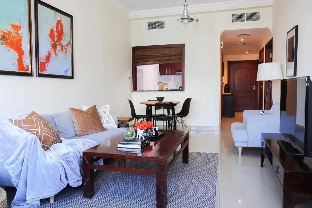 Signature Holiday Homes - Newly Furnished 1 BHK in Time Place Tower, Dubai Marina
