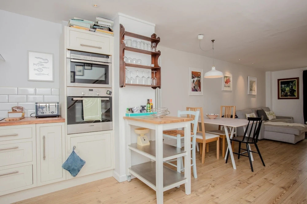 Spacious 2 Bedroom Flat With Communal Garden
