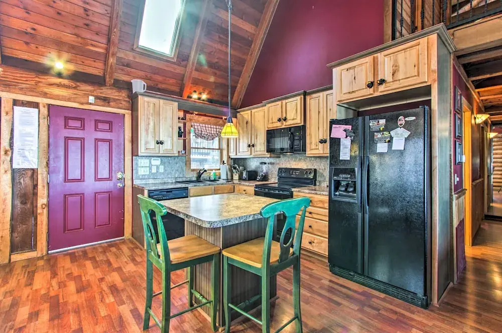 2 Mi to Ober Mtn: Hot Tub & Deck at Cozy Cabin