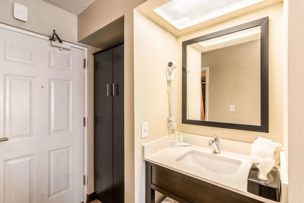 Howard Johnson Inn-Pensacola