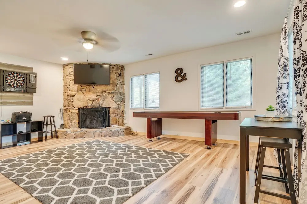 Spacious Rustic Helen Abode ~ 1/2 Mi From Tubing!