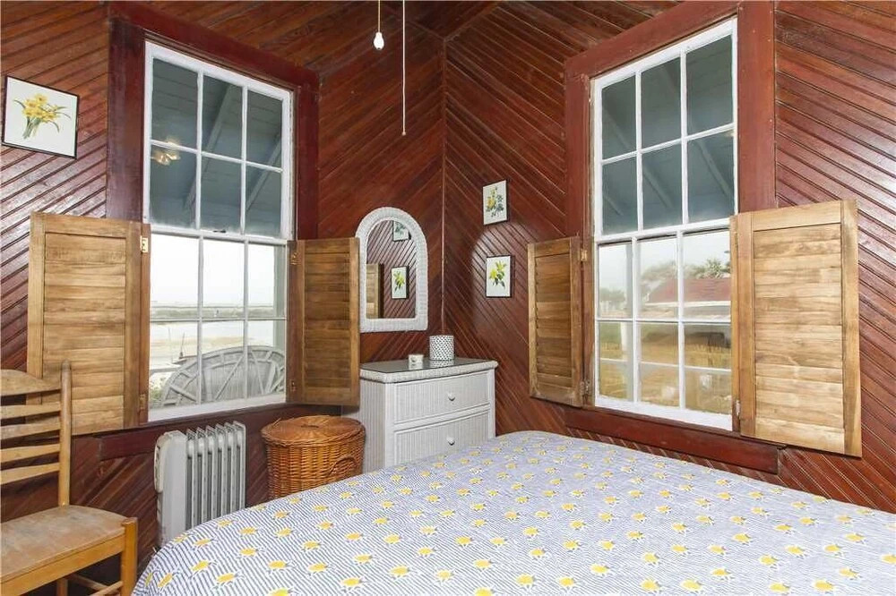 The Historic Lodge, 5 Bedrooms, Sleeps 10, Ocean Front, WiFi