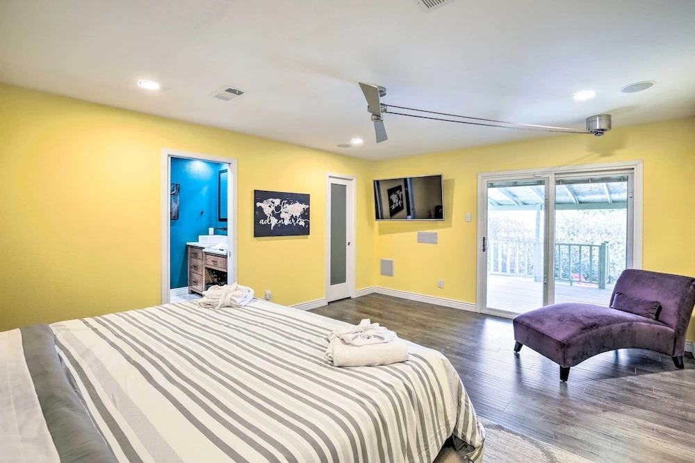 Movie Room & Private Pool: Richardson Retreat