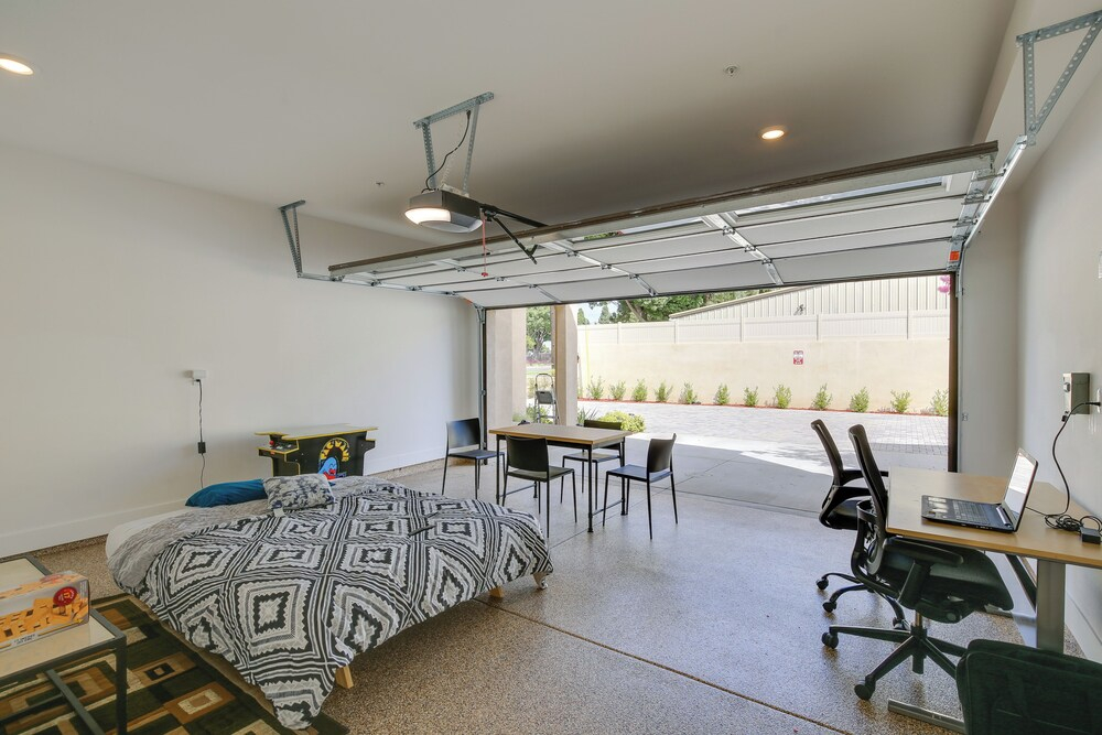 Pet-Friendly Paramount Home, 16 Mi to Los Angeles