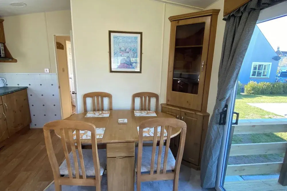 Caravan - Sleeps 4 - Pet friendly - Parking