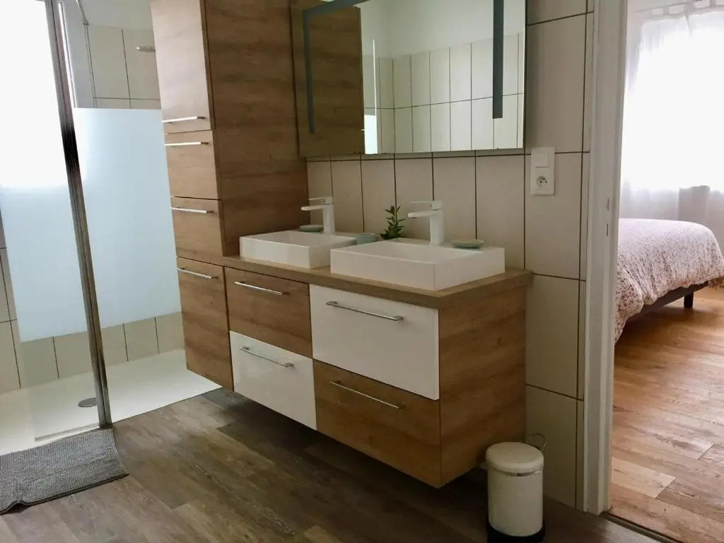 Maison Rénovée 5 Chambres, WiFi, Parking, à 800m du Marché et 1km Plage - FR-1-92-891