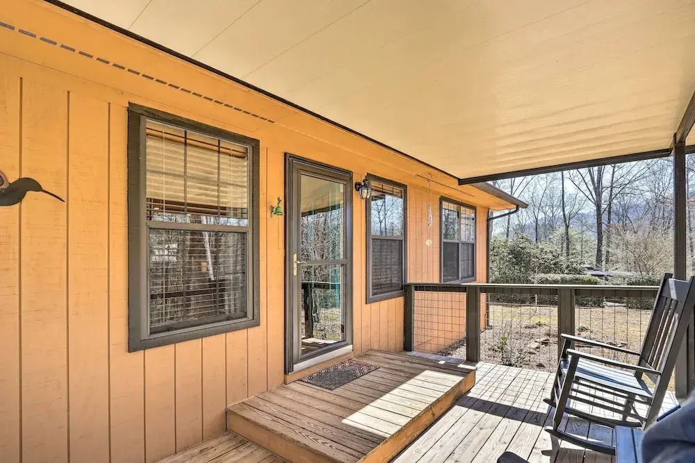 Unwind Fireside: Serene Murphy Escape w/ Hot Tub!