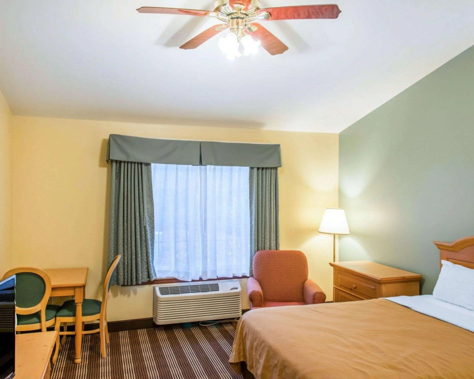 Econo Lodge Inn & Suites Eau Claire South