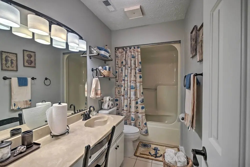 2 Mi to Surfside Beach: Condo w/ Community Pool!