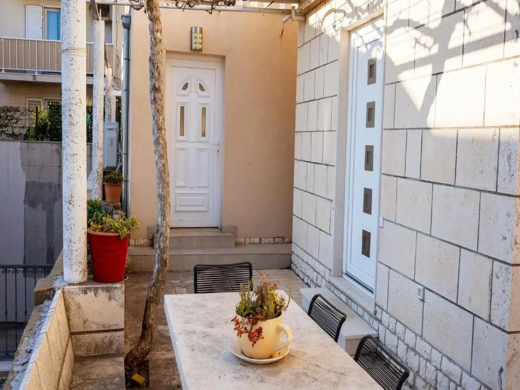 Serious Job Apartment