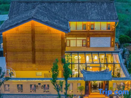 Lugu Lake · Lede Far Mountain Accommodation