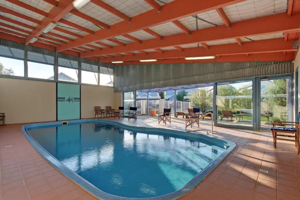 Captains Cove Resort - Absolute Waterfront Apartments