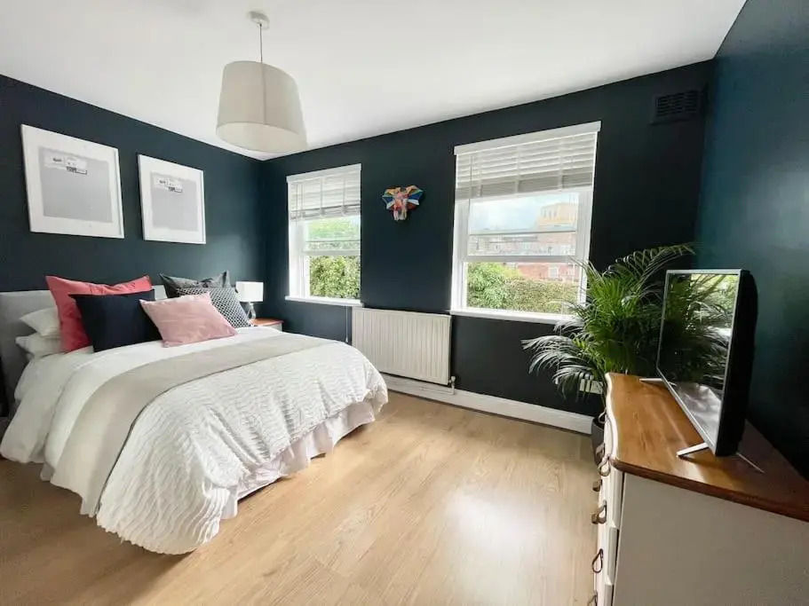 *New* Beautiful 2 Bedroom House in Central Location