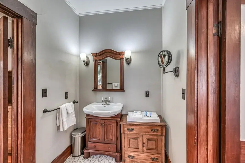 Charming Historic Home With Hot Tub and Firepit