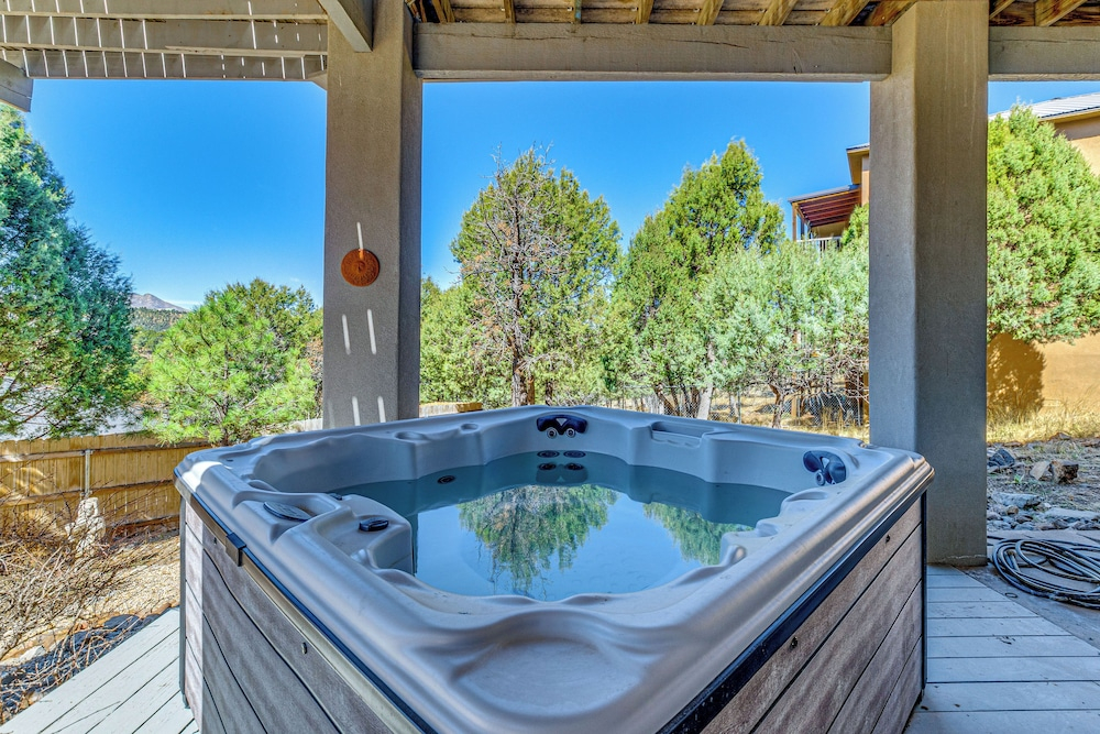 Summer Hikes! Mtn-view Gem w/ Hot Tub in Ruidoso