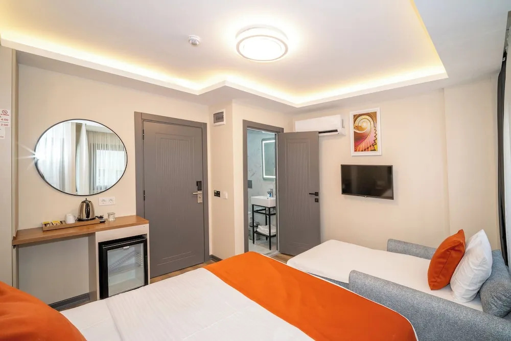 Отель Robin Hotel