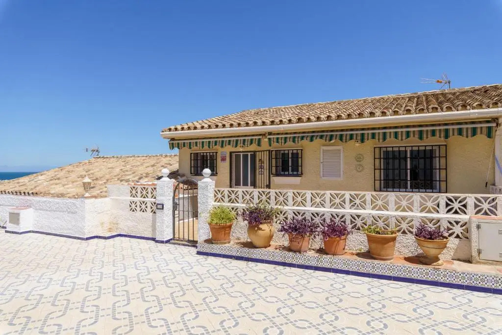 16 House in front of the sea
