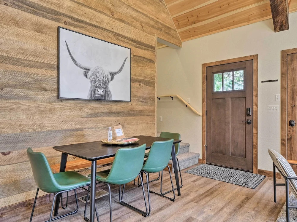 Woodsy Retreat: Modern Mi-Wuk Village Cabin