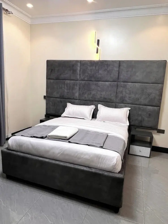 Lee Furnished Homes - Executive 1
