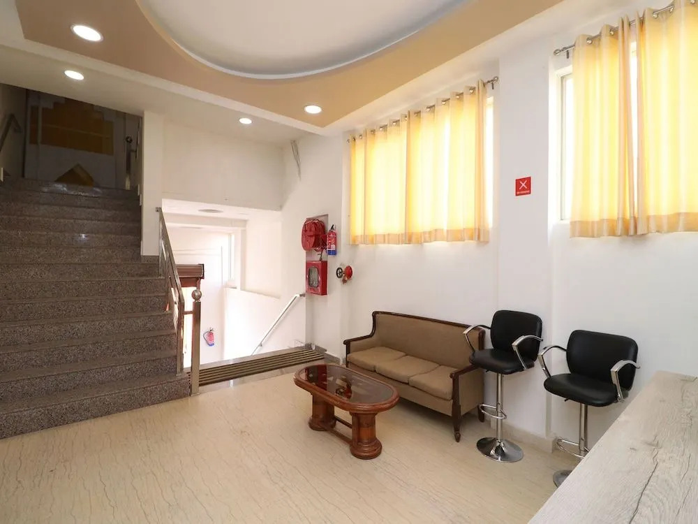 OYO 13406 Hotel Golden Leaf