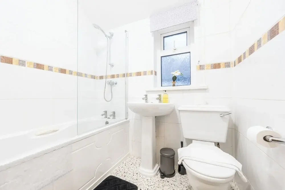 Spacious 4-Bedroom House with Garden