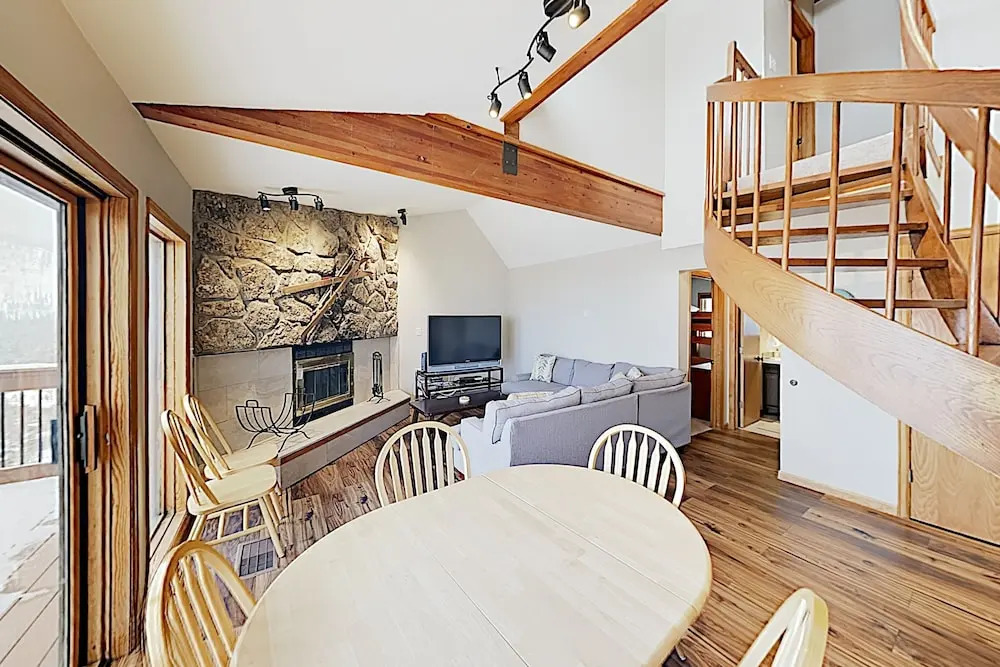 Top-floor W/ Deck & Expansive Mountain Views 3 Bedroom Condo