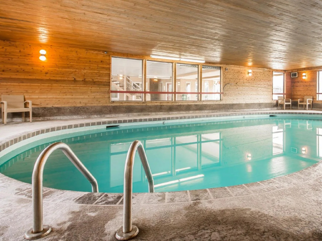 Econo Lodge Inn & Suites