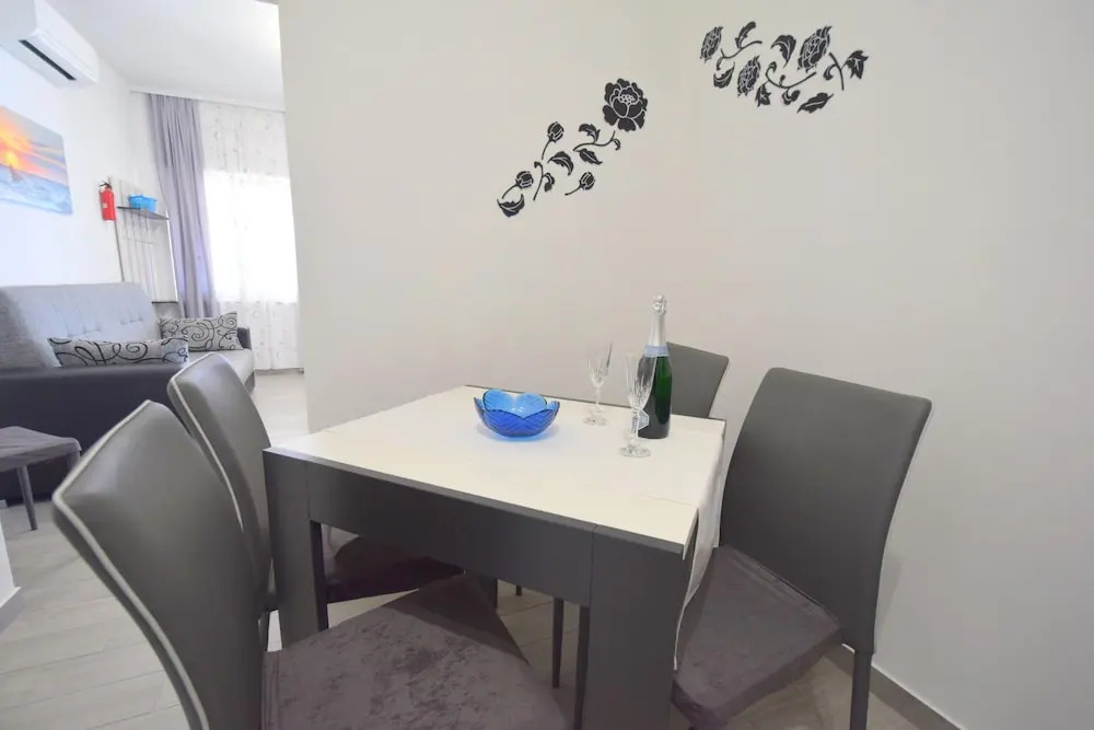 Apartments Mladenka