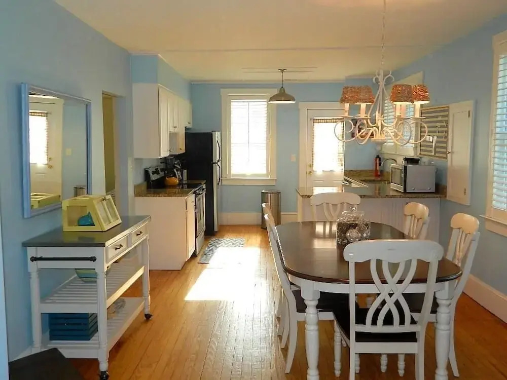 Laurel Street 204
