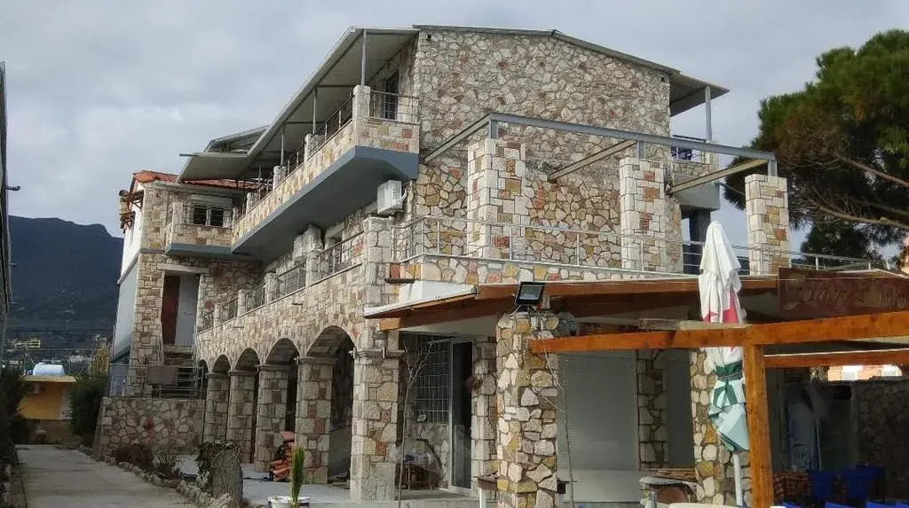 Golden Dolphin Studios & Apartments