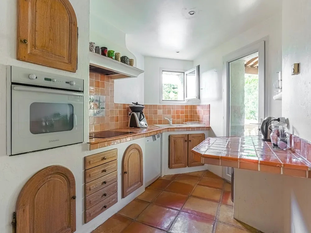 Mediterranean Home With Private Pool and Summer Kitchen, 800m From the Beach