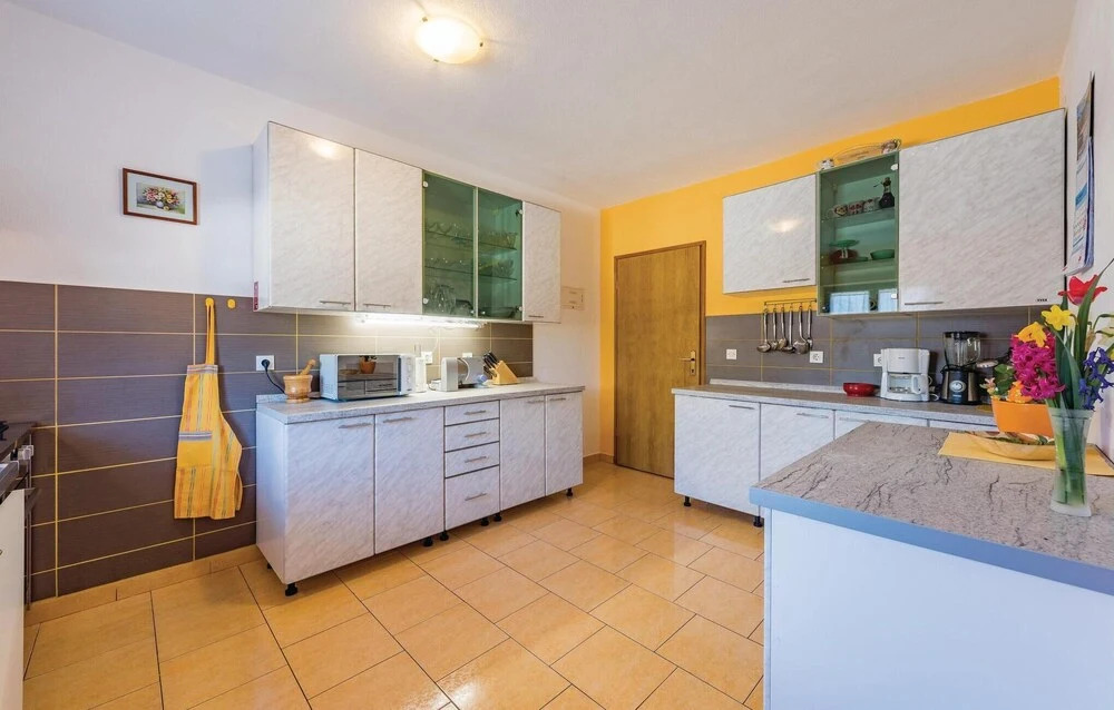 Awesome Home in Visnjan with Hot Tub, Sauna & WiFi